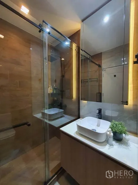 คอนโด ให้เช่าหรือขายในWatthana, Bangkok - ห้องน้ำร่วมสมัย ตู้อาบน้ำกระจก กระจกไฟ LED และอ่างล้างหน้าแบบวางบนเคาน์เตอร์