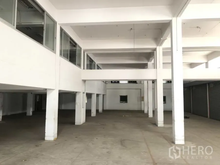 Factory for rent in Prawet, Bangkok - Double-height warehouse space with mezzanine and wide bays.