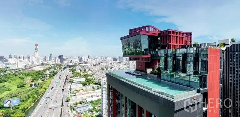 公寓 出售在Ratchathewi, Bangkok - 屋顶无边泳池与玻璃天际会所，俯瞰城市与高速。