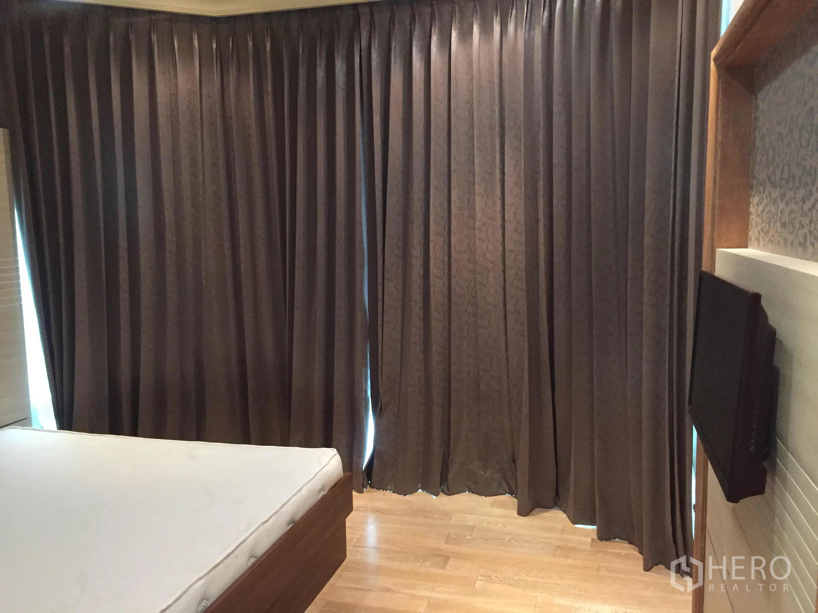 公寓 出租在Watthana, Bangkok - 卧室配木地板、壁挂电视与全遮光窗帘。