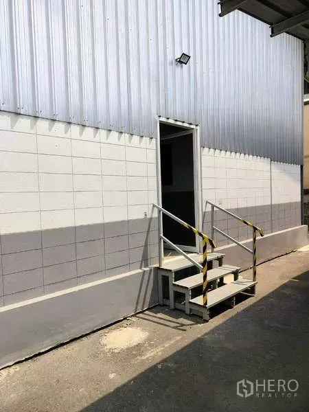 货栈 出租在Lat Krabang, Bangkok - 带防护栏的金属台阶通往侧门