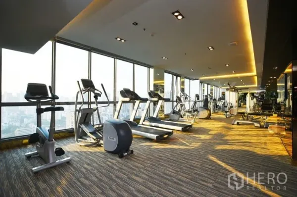 คอนโด ให้เช่าในWatthana, Bangkok - ฟิตเนสของคอนโดมีลู่วิ่งและเครื่องคาร์ดิโอ หันสู่กระจกเต็มบานชมวิวเมือง