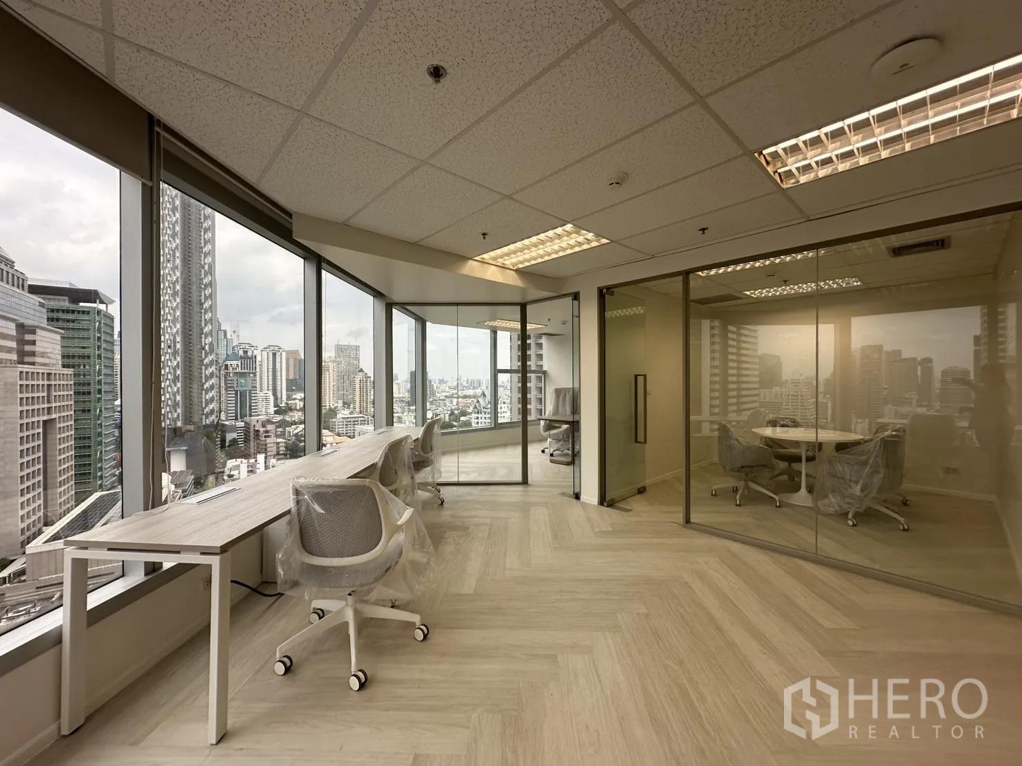 办公室 for rent in Sathon, Bangkok - 转角工区配大面积转角窗，旁设玻璃会议室。