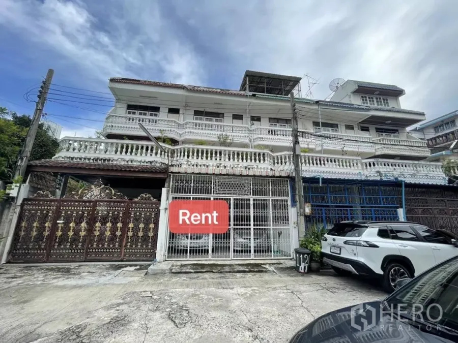 Home Office for rent in Din Daeng, Bangkok - Four-storey townhouse exterior with ornate gated parking and balconies in Din Daeng, Bangkok.