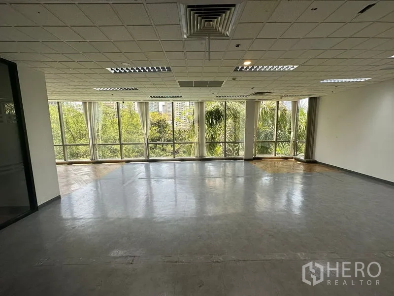 สำนักงาน ให้เช่า - พื้นที่มุมพร้อมหน้าต่างกระจกเต็มบานโดยรอบ วิวสวน