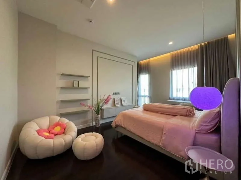 独立式住宅 出租在Lat Krabang, Bangkok - 粉色系卧室，圆形休闲椅与紫色吊灯。