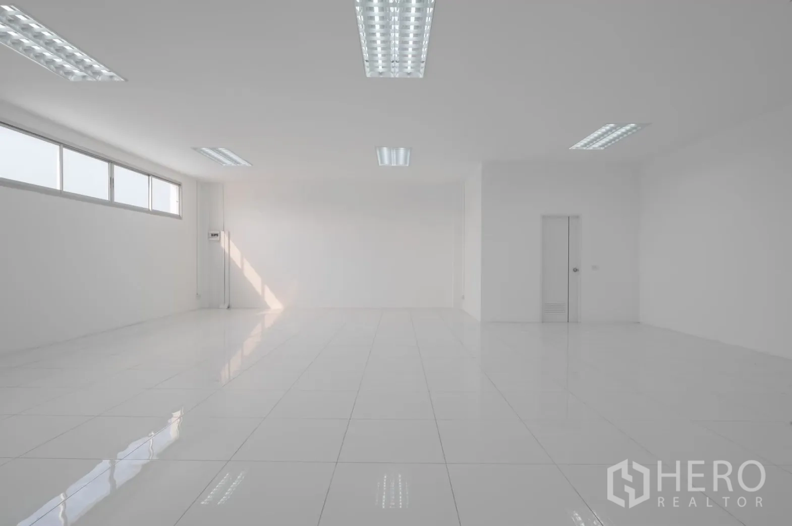 Factory for rent in Pathum Thani - Large office room with a door and long windows for administrative use.