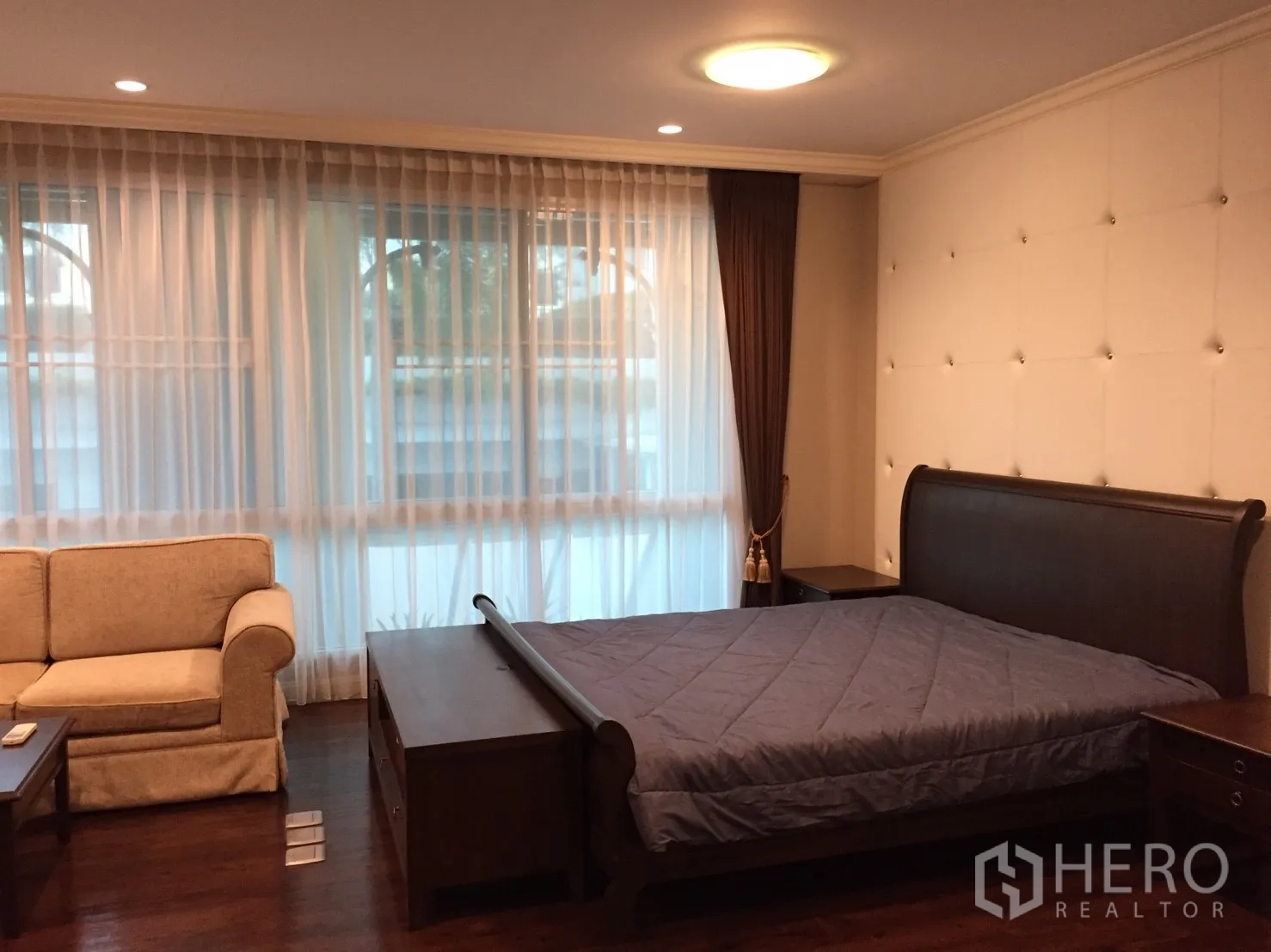 คอนโด ขายในHuai Khwang, Bangkok - ห้องนอนมาสเตอร์ เตียงคิง หน้าต่างเต็มผนังและผ้าม่านโปร่ง