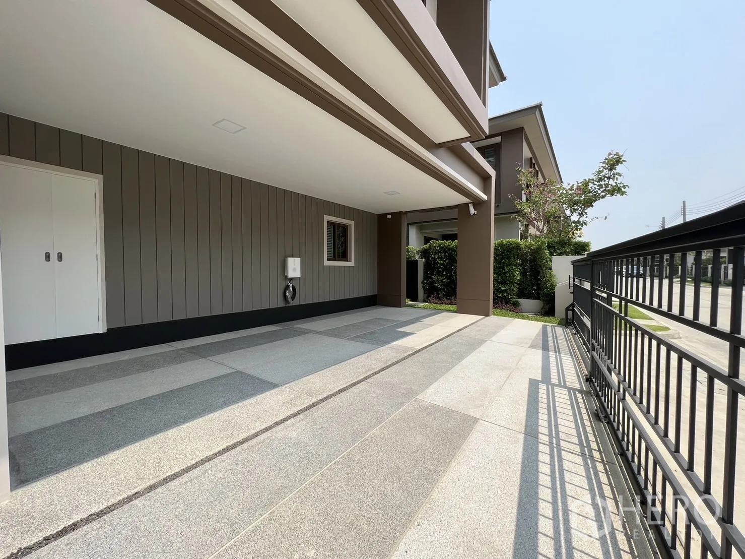 Detached House for rent in Bang Kapi, Bangkok - Covered two-car carport and sliding gate at the front of the house.