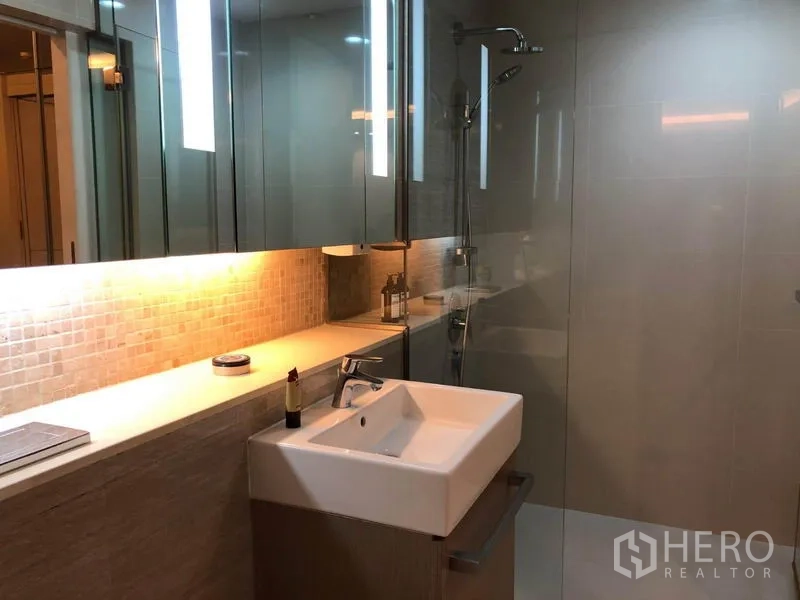 คอนโด ให้เช่าในWatthana, Bangkok - ห้องน้ำสไตล์โมเดิร์น อ่างล้างหน้า กระจกมีไฟ และพื้นที่อาบน้ำแบบกระจก