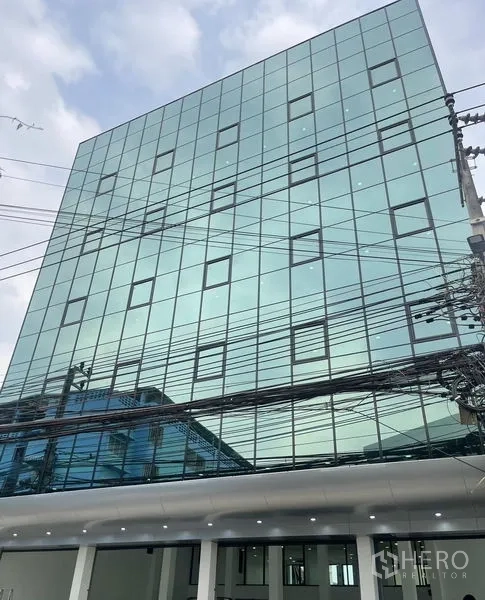 带办公室的家 出租或出售在Wang Thonglang, Bangkok - 曼谷王通朗区现代玻璃幕墙Home Office外观