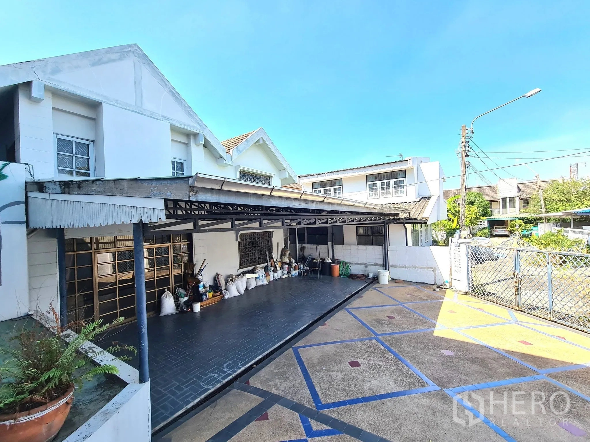 Detached House for sale in Chatuchak, Bangkok - Wide driveway and covered parking area inside the gated compound.