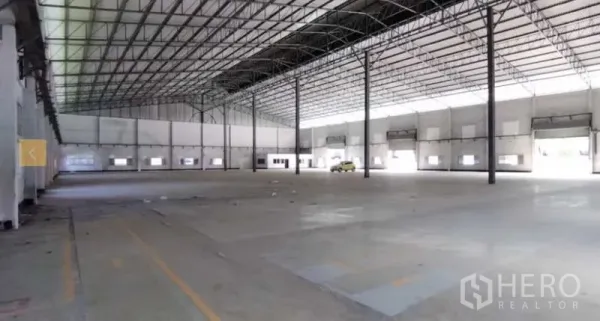 คลังสินค้า ให้เช่าในBang Sao Thong, Samut Prakan - ฮอลล์โกดังโล่งกว้าง มีช่องโหลดหลายจุด เสากลาง และพื้นที่กลับรถ