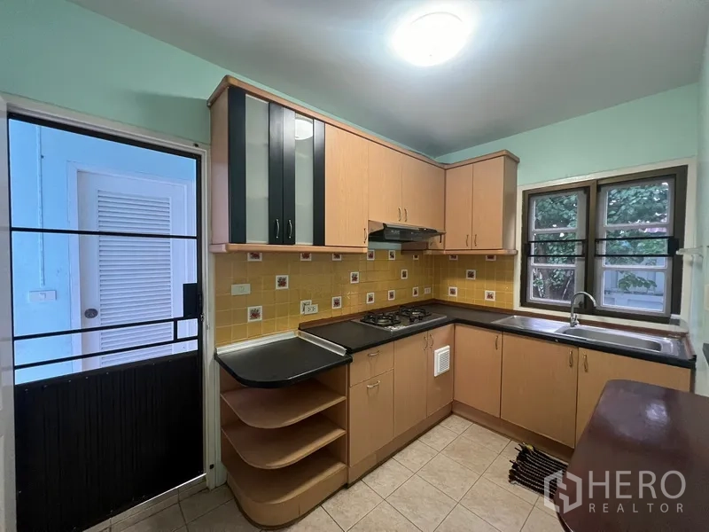 บ้าน ให้เช่าในBang Na, Bangkok - ครัวแยกทรงตัวแอล พร้อมตู้บิลท์อิน เตา และอ่างล้างจาน