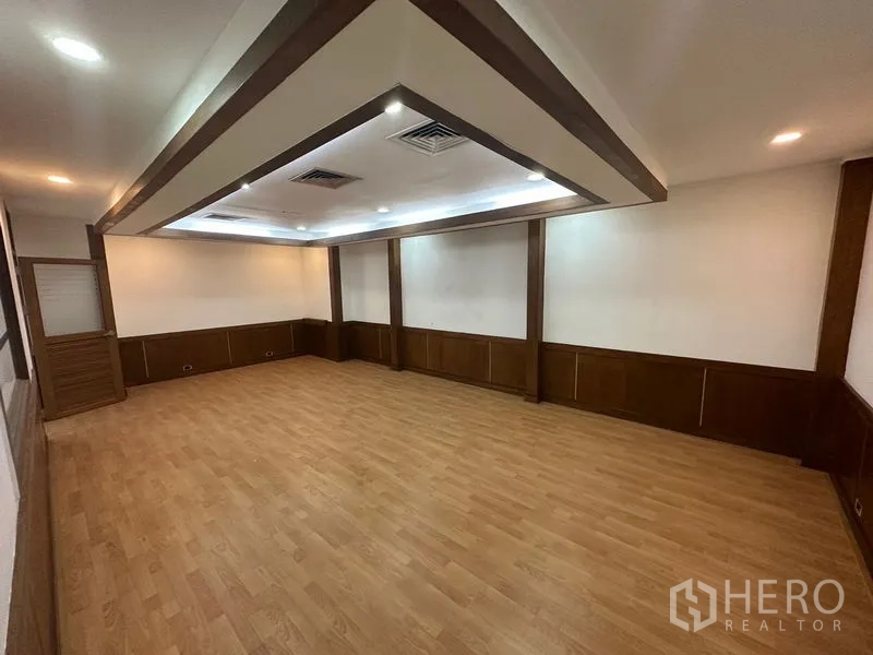 办公空间 出租在Watthana, Bangkok - 会议室，木地板与造型天花，嵌入式射灯。