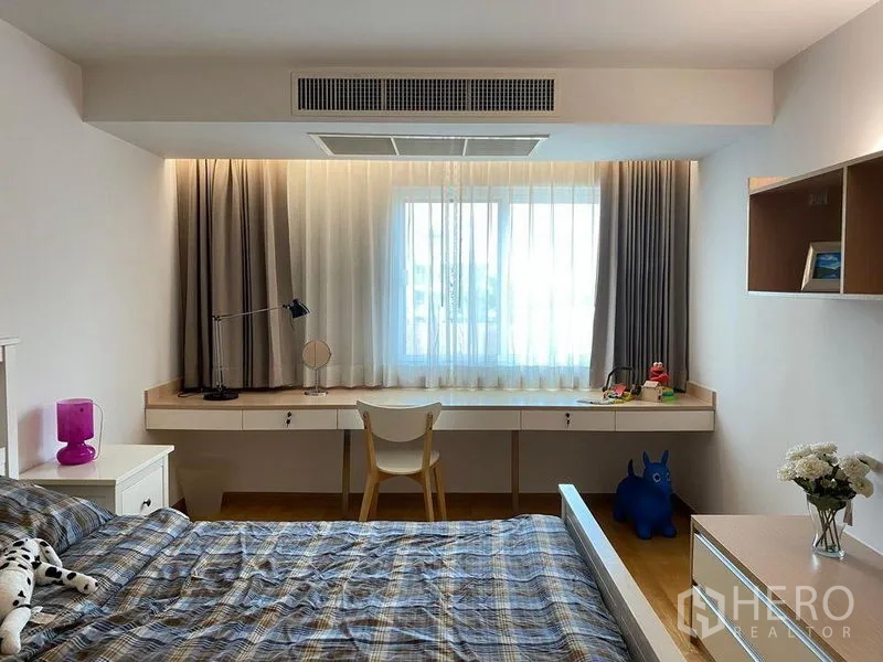 公寓 出售在Phra Khanong, Bangkok - 卧室工作区，长条内置台面、窗户与墙面搁架。