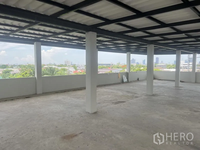 带办公室的家 出租在Suan Luang, Bangkok - 带顶露台，四周开口，可观赏曼谷天际线