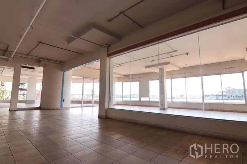 Retail Space for rent in Yan Nawa, Bangkok - Open interior facing a full-height glass display wall and sliding doors to the terrace.