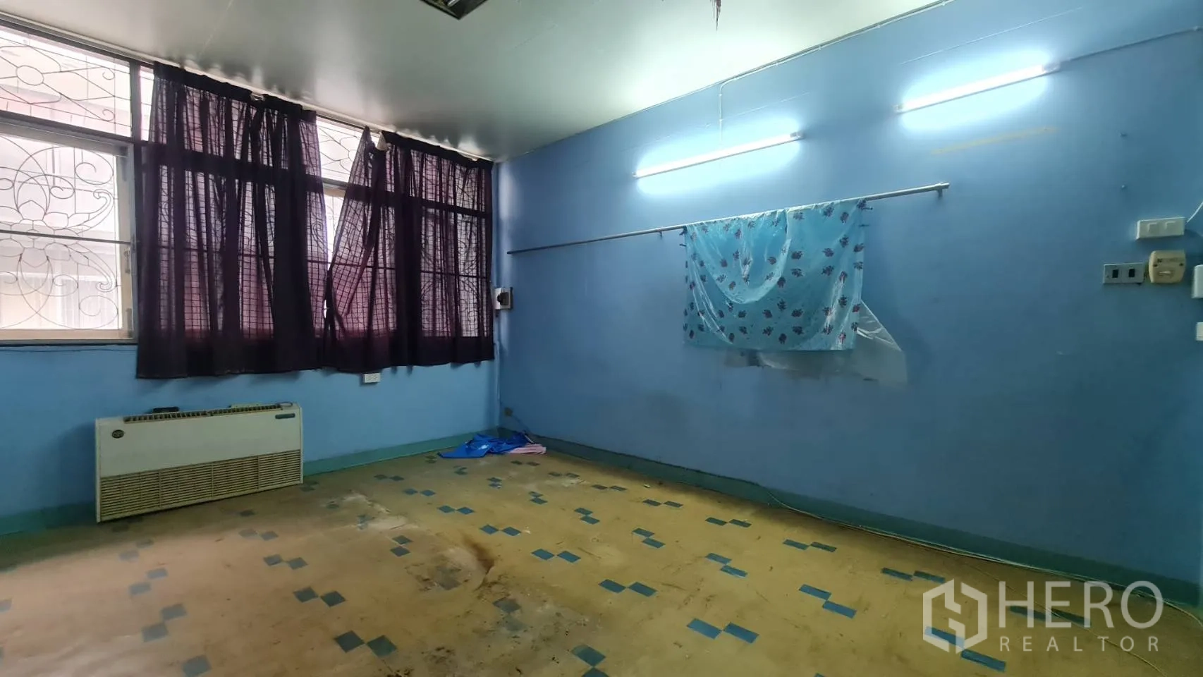 店屋 出租或出售在Watthana, Bangkok - 楼上房间，大窗配窗帘与壁挂空调，蓝色墙面。