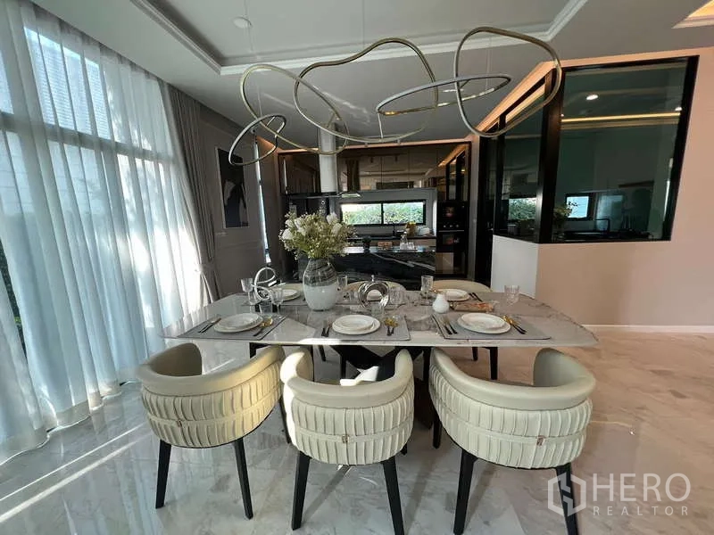 บ้าน ขายในSuan Luang, Bangkok - โต๊ะทานอาหารพร้อมโคมไฟดีไซน์ เชื่อมต่อครัวโมเดิร์น