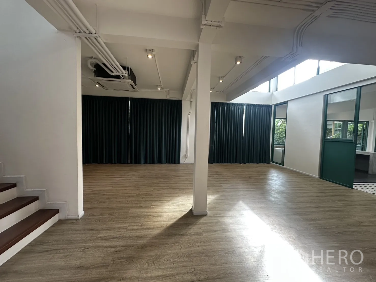 สำนักงานที่บ้าน ให้เช่าหรือขายในPhra Khanong, Bangkok - ฮอลล์อเนกประสงค์ มีเสากลาง สกายไลท์ยาว และผนังกระจกกรอบเขียว