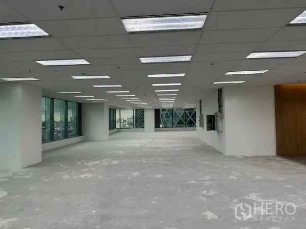 สำนักงาน ให้เช่าในRatchathewi, Bangkok - ชั้นสำนักงานกว้าง เพดานแขวนไฟเรียงแถว ผนังกระจกเต็มด้าน ใกล้โถงลิฟต์ผนังไม้