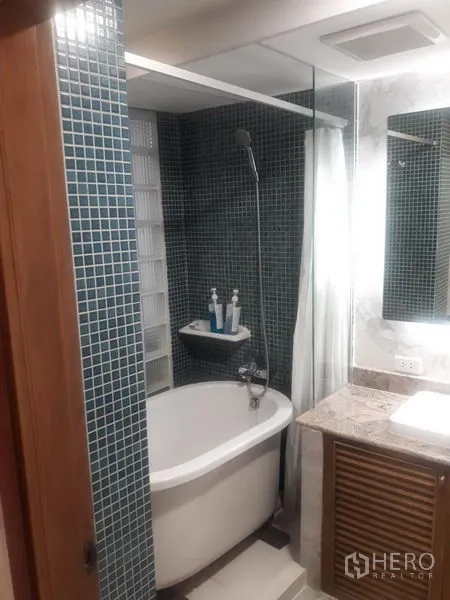 公寓 出租在Watthana, Bangkok - 浴室设马赛克墙、独立浴缸与淋浴
