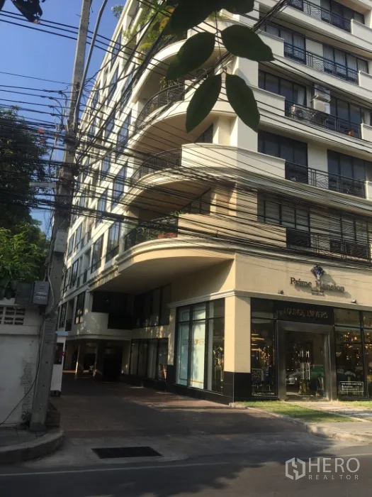 คอนโด ให้เช่าหรือขายในWatthana, Bangkok - อาคารคอนโดมิเนียมสูงกลาง พร้อมระเบียงโค้งและร้านค้าชั้นล่าง