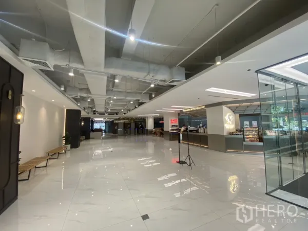 Retail Space for rent in Bang Rak, Bangkok - Wide lobby atrium with benches, accent lighting and polished tile flooring.