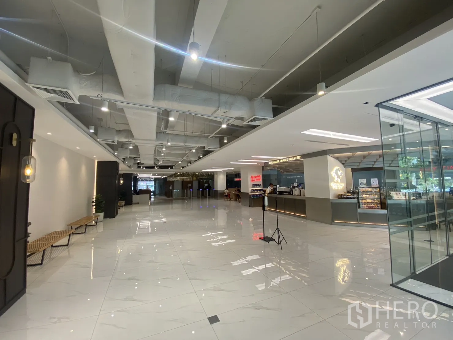 Retail Space for rent in Bang Rak, Bangkok - Wide lobby atrium with benches, accent lighting and polished tile flooring.