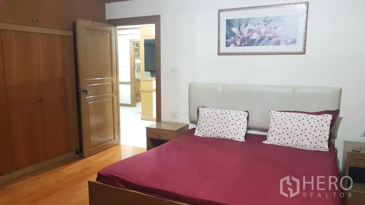 公寓 出租在Watthana, Bangkok - 主卧配有内置衣柜、床头柜与双人床。
