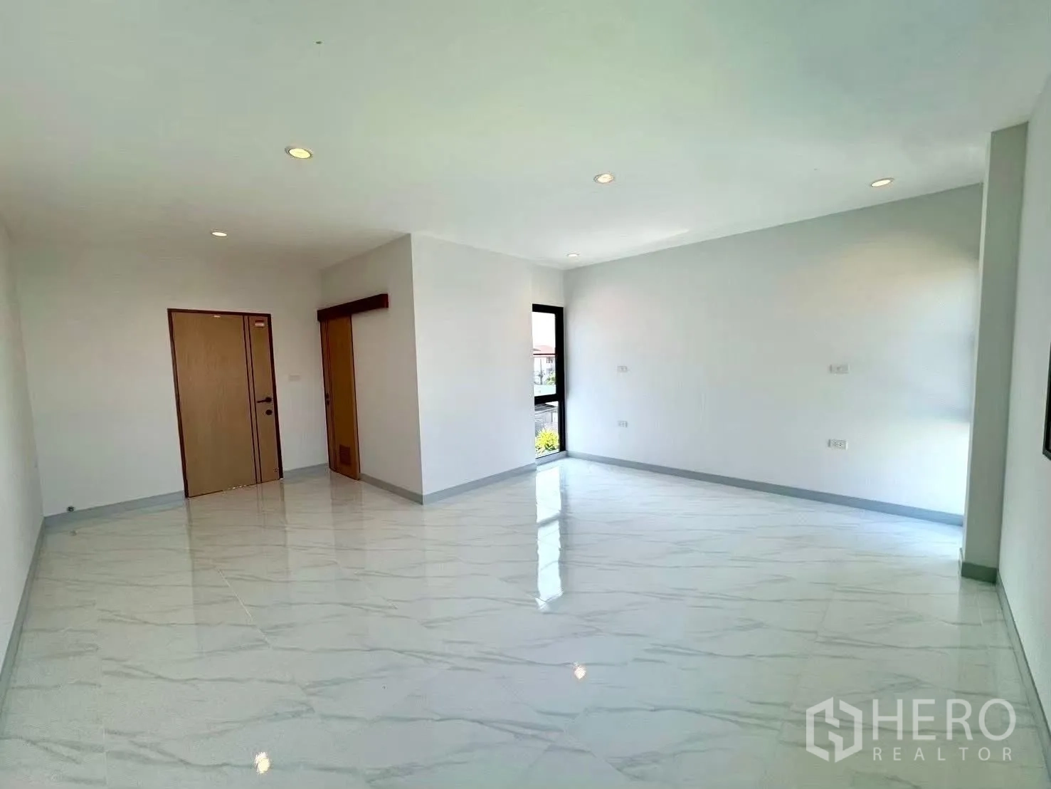 家庭办公室 for rent in Wang Thonglang, Bangkok - 宽阔开放区，嵌灯天花与木质门。