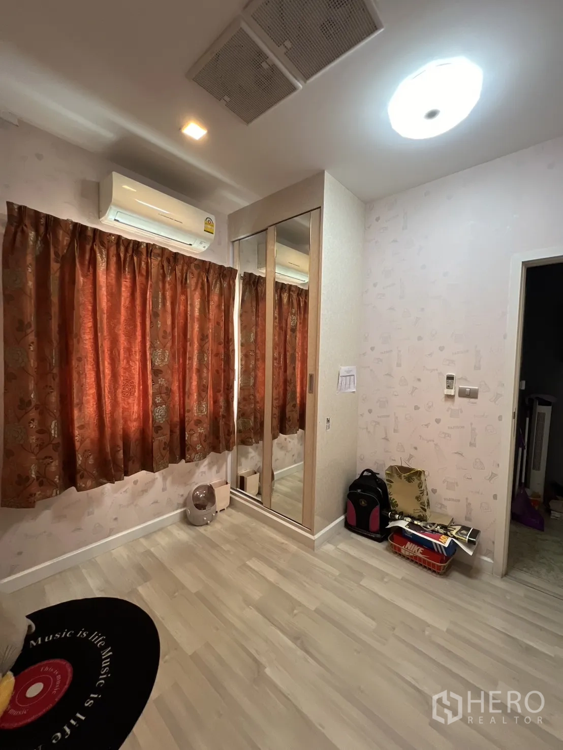 独立式住宅 出租或出售在Lat Krabang, Bangkok - 紧凑卧室，橙色窗帘与镜面衣柜