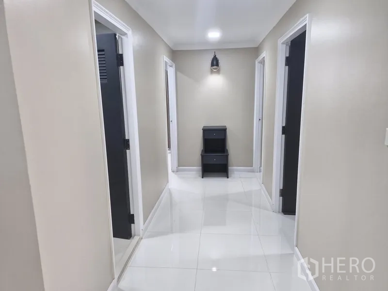 คอนโด ให้เช่าในWatthana, Bangkok - โถงทางเดินสว่างนำไปสู่ห้องนอนและห้องน้ำ