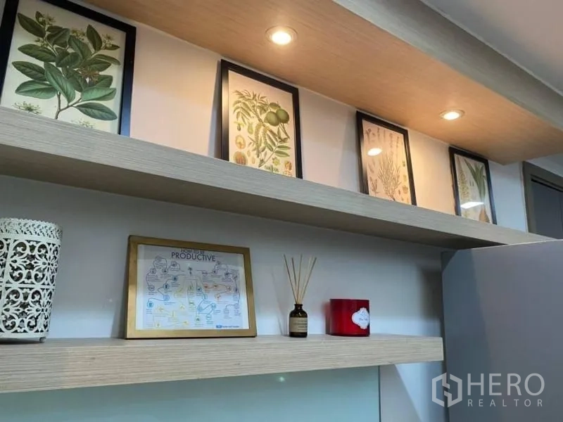 公寓 出租在Watthana, Bangkok - 悬空置物架摆放植物画与射灯装饰