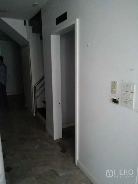 店屋 出租在Khlong Toei, Bangkok - 走廊通向室内楼梯与房门的商业单元。
