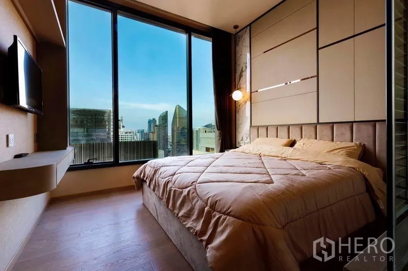 公寓 出租或出售在Watthana, Bangkok - 大窗卧室面向Asok商务区城市景观。