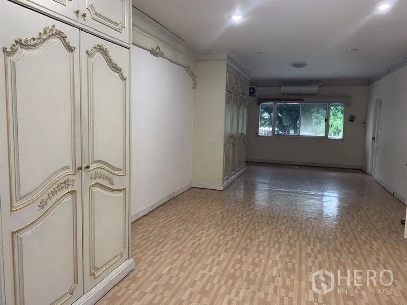 联排别墅 出租在Wang Thonglang, Bangkok - 大卧室，木纹地板与经典内置衣柜，配宽窗户。