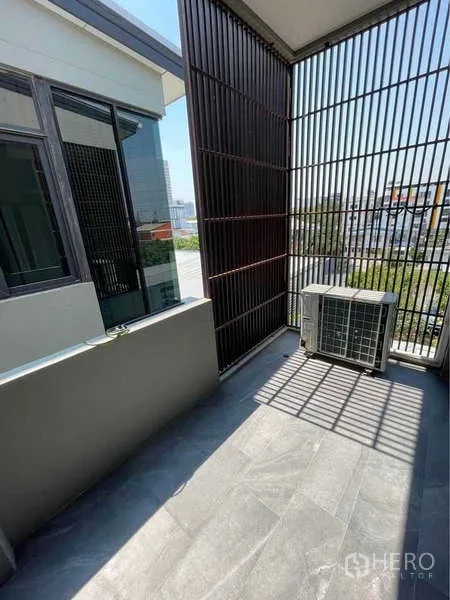 独立式住宅 出租在Bang Sue, Bangkok - 小阳台，格栅遮挡与空调外机