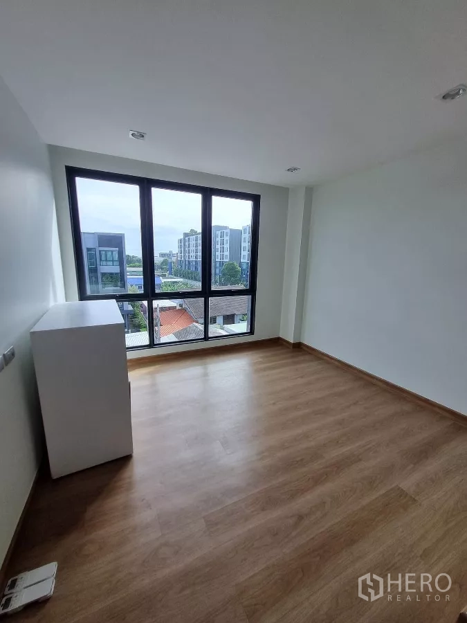 Home Office for rent in Khlong Toei, Bangkok - Bright bedroom with floor-to-ceiling windows and city view.