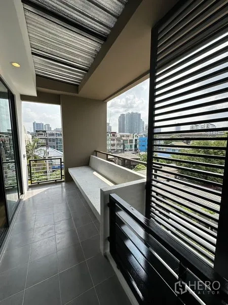 联排别墅 出租在Khlong Toei, Bangkok - 带顶露台式阳台，内置长凳，可眺望安努沿线社区景观。