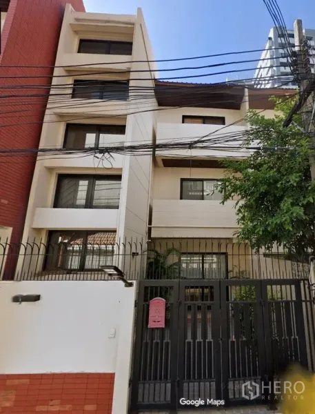 ทาวน์เฮาส์ ให้เช่าในKhlong Toei, Bangkok - ด้านหน้าทาวน์เฮ้าส์ 4 ชั้น พร้อมรั้วและระเบียง ในเขตวัฒนา กรุงเทพฯ