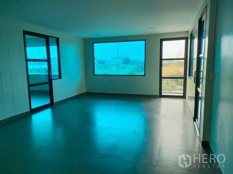 โรงงาน ให้เช่าในBan Phaeo, Samut Sakhon - ออฟฟิศแปลนเปิด หน้าต่างพาโนรามาและประตูสู่ระเบียง
