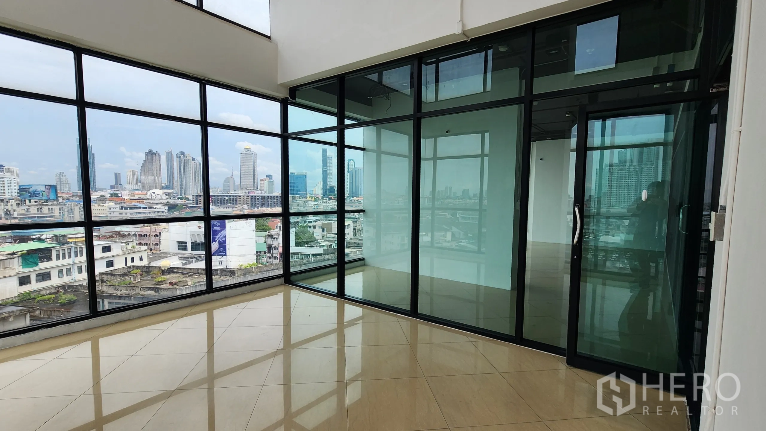 办公空间 出租在Yan Nawa, Bangkok - 角落工作区，落地玻璃俯瞰曼谷广阔景致。