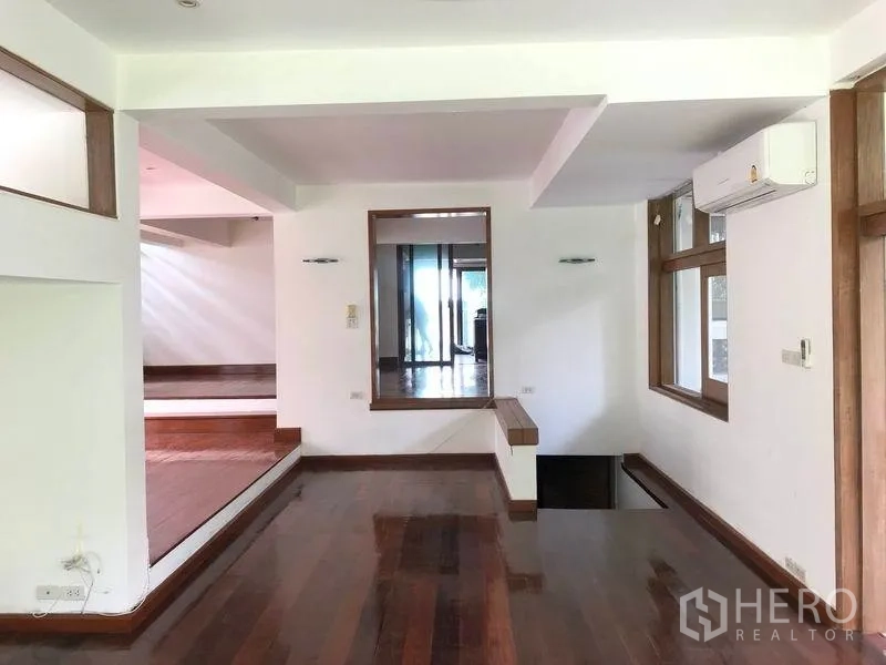 บ้าน ให้เช่าในWatthana, Bangkok - พื้นที่นั่งเล่นแบบสเต็ป พื้นไม้และผนังกระจกกั้น