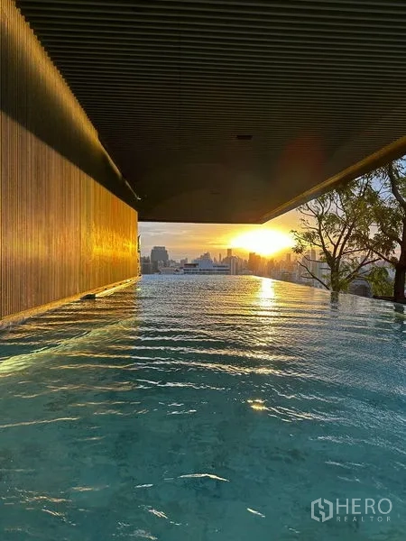 公寓 出租在Watthana, Bangkok - 无边际泳池，日落时分可眺望城市天际线。
