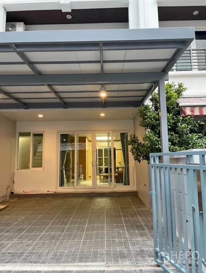 联排别墅 出租在Wang Thonglang, Bangkok - 带大门与遮棚双车位的联排别墅外观