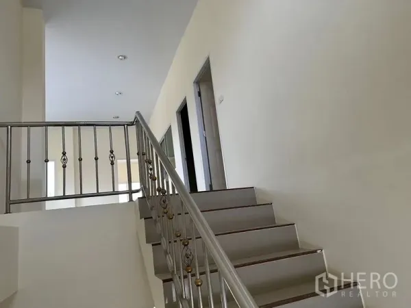 Warehouse for rent in Mueang Samut Sakhon, Samut Sakhon - Stainless-steel staircase with decorative balusters leading to the upper office level.