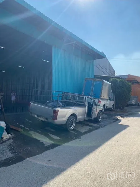 Warehouse for rent in Bueng Kum, Bangkok - Street-side access to the warehouse with sheltered loading bay suitable for pickups and delivery vans.