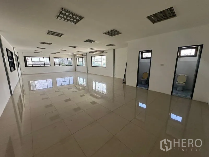 Warehouse for rent in Suan Luang, Bangkok - Another open-plan office level with restrooms and wide windows.
